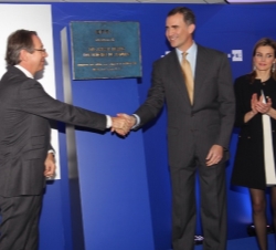 Don Felipe recibe, en presencia de la Princesa de Asturias, el saludo del presidente Ejecutivo de la Agencia EFE, José Antonio Vera, instantes después